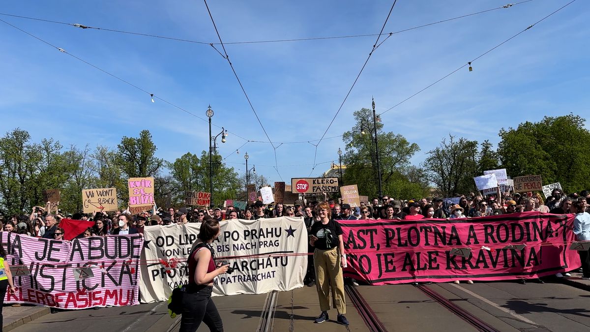 Demonstranti nenechali projet ani hasiče. Nakonec zůstali sami uvěznění na pražském mostě